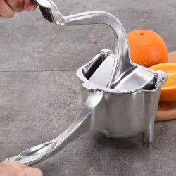Manual citrus juicer